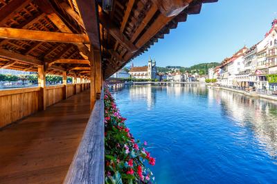 Luzern Kapellbr?cke Stadt am Fluss Reuss mit Br?cke in der Schweiz Luzern, Schweiz - 11. August 2023: Kapellbr?cke Stadt-stock-foto