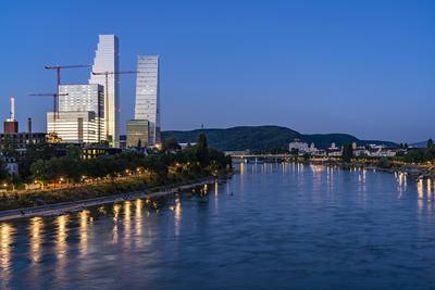 Roche Tower Roche-Turm oder Roche Tower und der Rhein in Basel in der Abendd?mmerung, Schweiz, Europa Roche Tower and th-stock-photo