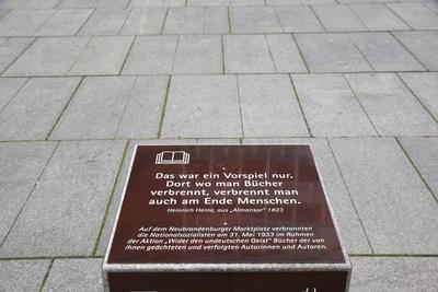 Blick am Donnerstag (25.11.2021) auf dem Marktplatz der Stadt Neubrandenburg auf einen Gedenkstein der an die B?cherverb-stock-foto