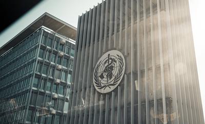 Blick auf das Logo der Weltgesundheitsorganisation WHO (World Health Organisation) an einem Gebaeude am Hauptsitz in Gen-stock-foto
