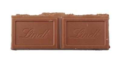 Pomorie, Bulgaria - April 29, 2020: Lindt Lindor milk chocolate isolated on white background. Chocoladefabriken Lindt &-stock-foto