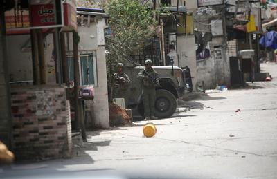 Israeli Special Forces raid a house in Hashashin area in Balata Refugee Camp, east of Nablus, West Bank-stock-foto
