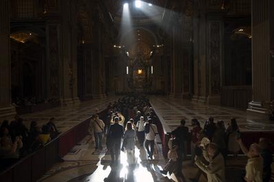ITALY - MOURNERS AND VISITORS QUEUE TO PAY THEIR RESPECTS TO LATE POPE FRANCIS AS HE LIES IN STATE IN A COFFIN AT  ST PETER'S BASILICA IN THE VATICAN - 2025/4/24-stock-foto