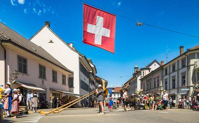 Eine Alphornbl?serinnen geben am Festumzug anl?sslich des Jodlerfest ein St?ndchen. (Bad Zurzach, Schweiz, 12.06.2022)-stock-photo