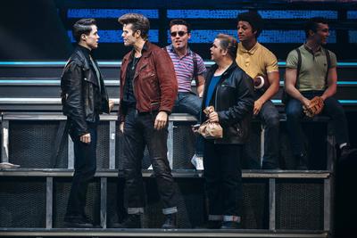 Grease-Ensemble-stock-foto