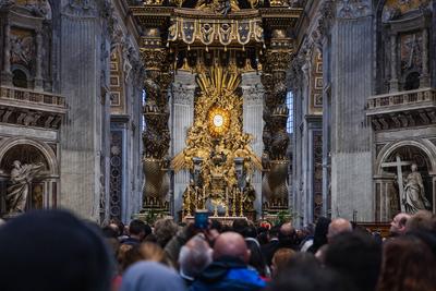 Zehntausende Gl?ubige beim letzten Abschied im Petersdom.-stock-photo