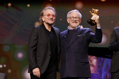 U2 Saenger Bono und Preistraeger Steven Spielberg auf der Buehne bei der Goldenen Ehrenbaer Gala Verleihung im Rahmen de-stock-foto