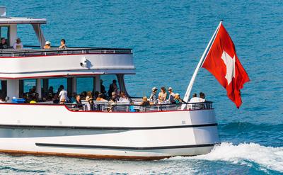 Das Motorschiff Bubenberg f?hrt von der Schiffsanlagestelle Spiez hinaus auf den Thunersee. Das sehr heisse Wetter nutz-stock-photo