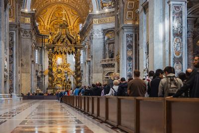 Zehntausende Gl?ubige beim letzten Abschied im Petersdom.-stock-photo
