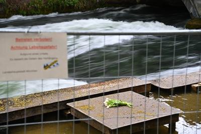 Eisbach nach toedlichem Surf Unfall weiterhin gesperrt-stock-foto