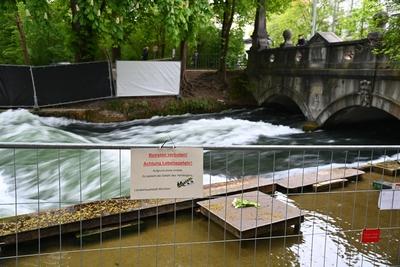 Eisbach nach toedlichem Surf Unfall weiterhin gesperrt-stock-foto