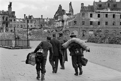 Deutsche Soldaten kehren aus dem Krieg zur?ck. Deutsche Soldaten kehren aus dem Krieg zur?ck, im Hintergrund die zerst?-stock-photo
