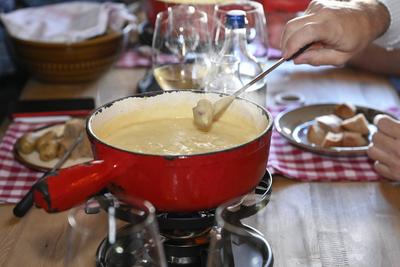 Symbolbild K?sefondue, Schweiz, 15.11.2022 *** Symbol image cheese fondue, Switzerland, 15 11 2022 PUBLICATIONxNOTxINxS-stock-foto