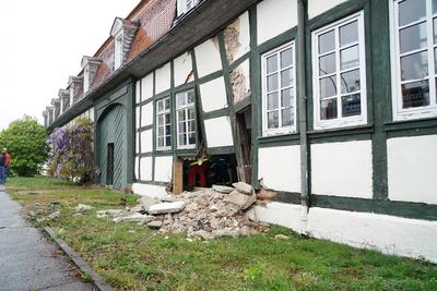 M?rfelden-Walldorf 24.04.2025: Unfall am historischen Jagdschloss M?nchbruch-stock-foto