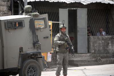 Israeli Special Forces raid a house in Hashashin area in Balata Refugee Camp, east of Nablus, West Bank-stock-foto