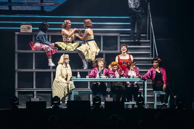 Grease-Ensemble-stock-foto