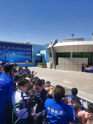 JIUQUAN, CHINA - APRIL 24: People wait at the Wentian Pavilion at the Jiuquan Satellite Launch Center before the taikona-stock-foto