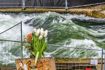 Gesperrte M?nchner Eisbachwelle, Gedenken an der Unfallstelle, verungl?ckte Surferin gestorben, M?nchen, 24. April 2025-stock-foto