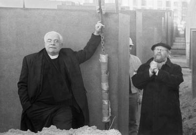 Holocaust Mahnmal die letzte Stehle wird auf dem Platz des Holocaust Mahnmals gesetzt Bundestag-stock-foto