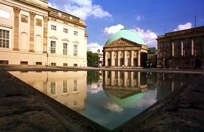 7/ Denkmal zur B?cherverbrennung auf dem Bebelplatz, Staatsoper unter den Linden, Katholische Kirche, Tag, Spiegelung,-stock-photo