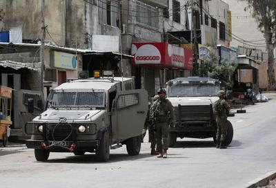 Israeli Special Forces raid a house in Hashashin area in Balata Refugee Camp, east of Nablus, West Bank-stock-foto