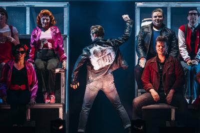Grease-Ensemble-stock-foto