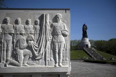 Bildnummer: 58879333  Datum: 09.05.2011  Copyright: imago/IPONGedenken zum Tag der Befreiung, Sowjetische Ehrenmal im Treptower Park DEU, Deutschland, Germany, Berlin, 09.05.2011 Gedenken zum Tag der Befreiung am 08. Mai und zum Tag des Sieges am 09. Mai am Sowjetischen Ehrenmal im Treptower Park in Berlin Berlin - Treptow. Die Veranstaltung zum Ende vom II: Weltkrieg geniesst insbesondere bei der grossen Gemeinde aus Russland grosse Beliebtheit. Ehrung fuer die im Zweiten Weltkrieg gefallenen Soldaten der Roten Armee. Die Anlage wurde 1946-48 errichtet und ist zugleich Friedhof fuer ueber 5000 sowjetische Soldaten ist. Deutschland, Berlin, Reise, Tourismus, Sehenswuerdigkeit, Sehenswuerdigkeiten, Freizeit, Stadt, sowjetisch, sowjetisches, sowjetische, russische, Russland, Sowjetunion, Gedenkstaette, Denkmal, Erinnerung, Erinnerungen, Erinnerungsort, Gedaechtnisstaette, Ehrenmal, Gedenktag, Politik, Sozialismus, Kommunismus, kommunistisch, sozialistisch, Ostdeutschland, ehemalige DDR, OstBerlin, Ost-Berlin, Linke, Links, Kundgebung, zweiter, krieg, Symbol, Symbolbild, Symbolisch, Symbolfoto, Gedenkveranstaltung, Figur, Statue, Statur, Treppe, Mann, Kind, Schwert Celebrations of the liberation and the anniversary of the end of the Second World War at the memorial for the Russian soldiers fallen during World War II at Tretower Park in Berlin Treptow. In many parts of the world marked the 66th anniversary of the Allied victory over Nazi Germany in World War II. Eastgermany, East-Germany, Left-wing, Memory, Politics, society, communism, communist movement, socialist, socialism, rally, Germany, Russia, sowjet union. kbdig 2011 quer Deutschland Berlin Reise Tourismus Sehenswuerdigkeit Sehenswuerdigkeiten Freizeit Stadt sowjetisch sowjetisches sowjetische russische Russland Sowjetunion Gedenkstaette Denkmal Erinnerung Erinnerungen Erinnerungsort Gedaechtnisstaette Ehrenmal Gedenktag Politik Sozialismus Kommunismus kommunistisch sozialistisch Ostdeutschland ehemalige DDR OstBerlin Ost-Berlin Linke Links Kundgebung zweiter krieg Symbol Symbolbild Symbolisch Symbolfoto Gedenkveranstaltung Eastgermany East-Germany Left-wing Memory Politics society communism communist movement socialist socialism rally Germany Russia sowjet union  58879333 Date 09 05 2011 Copyright Imago  Remembrance to Day the Liberation Soviet Memorial in Treptow Park DEU Germany Germany Berlin 09 05 2011 Remembrance to Day the Liberation at 08 May and to Day the Victory at 09 May at Soviet Memorial in Treptow Park in Berlin Berlin Treptow the Event to End of II World War II enjoys in particular at the grand Community out Russia Size Popularity Ceremony for the in second World War II Killed Soldiers the Red Army the Asset was 1946 48 built and is at the same time Cemetery for About 5000 Soviet Soldiers is Germany Berlin travel Tourism Tourist spot Sights Leisure City Soviet Soviet Soviet Russian Russia Soviet Union Memorial Monument Memory Memories  Gedaechtnisstaette Memorial Memorial Day politics Socialism Communism Communist socialist East Germany former GDR East Berlin East Berlin Left left Rally Second War symbol Symbol image symbolic Symbolic image Remembrance ceremony Figure Statue Stature Staircase Man Child Sword celebrations of The Liberation and The Anniversary of The End of The Second World was AT The Memorial for The Russian Soldiers Fall during World was II AT  Park in Berlin Treptow in MANY Parts of The World marked The  Anniversary of The ALLIED Victory Over Nazi Germany in World was II  East Germany left Wing Memory POLITICS Society Communism Communist Movement Socialist  Rally Germany Russia Soviet Union Kbdig 2011 horizontal Germany Berlin travel Tourism Tourist spot Sights Leisure City Soviet Soviet Soviet Russian Russia Soviet Union Memorial Monument Memory Memories  Gedaechtnisstaette Memorial Memorial Day politics Socialism Communism Communist socialist East Germany former GDR East Berlin East Berlin Left left Rally Second War symbol Symbol image symbolic Symbolic image Remembrance ceremony  East Germany left Wing Memory POLITICS Society Communism Communist Movement Socialist  Rally Germany Russia Soviet Union-stock-photo