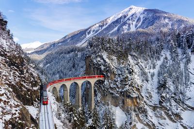 Rh?tische Bahn Zug am ber?hmten Landwasserviadukt der Albulabahn Passagierzug von Stadler Rail in den Alpen in Filisur, Schweiz-stock-foto
