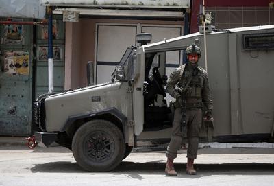 Israeli Special Forces raid a house in Hashashin area in Balata Refugee Camp, east of Nablus, West Bank-stock-foto