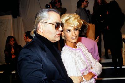Modedesigner Karl Lagerfeld mit dem kanadischen Super Model Linda Evangelista bei der Chanel Modenschau in Paris, circa-stock-foto