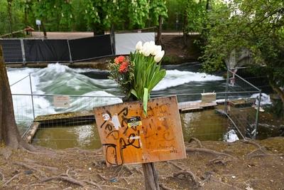 Eisbach nach toedlichem Surf Unfall weiterhin gesperrt-stock-foto