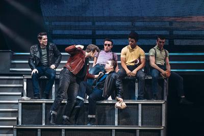 Grease-Ensemble-stock-foto