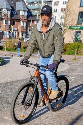 24.04.2025, Mark Medlock auf dem Fahrrad in der N?he des Bahnhofes in Westerland auf der Insel Sylt-stock-foto