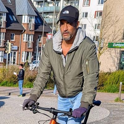 24.04.2025, Mark Medlock auf dem Fahrrad in der N?he des Bahnhofes in Westerland auf der Insel Sylt-stock-foto