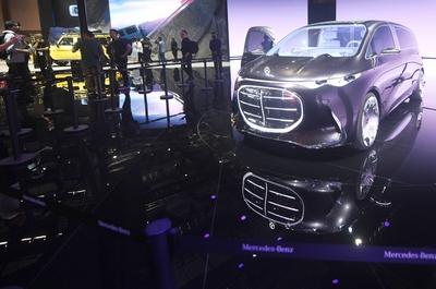 Mercedes-Benz Booth at 2025 Shanghai Auto Show-stock-foto