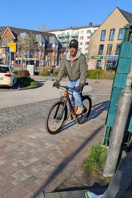 24.04.2025, Mark Medlock auf dem Fahrrad in der N?he des Bahnhofes in Westerland auf der Insel Sylt-stock-foto