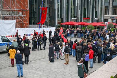 Leipzig - Demo auf Augustusplatz: 140 Menschen stellen sich spontan kleiner Gruppe Abtreibungsgegnern gegen?ber-stock-photo
