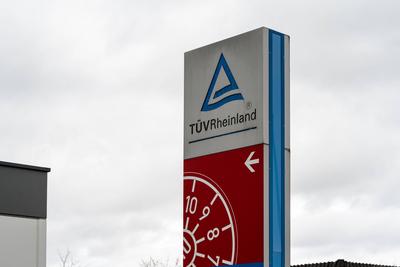 T?V Rheinland Werbeschild 10.02.24, Diez: Symbolfoto, Illustrationsbild, Symbolbild, Illustrationsfoto T?V Rheinland Wer-stock-foto