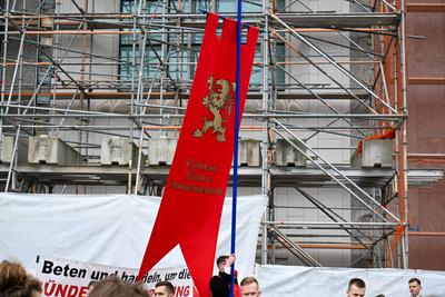 Leipzig - Demo auf Augustusplatz: 140 Menschen stellen sich spontan kleiner Gruppe Abtreibungsgegnern gegen?ber-stock-photo