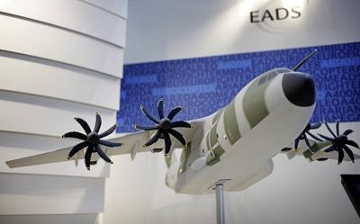 Modell des Militaertransporters A 400 M der Firma EADS Hannover Deutschland Model of Aircraft A-stock-photo