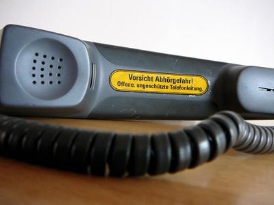 Bildnummer: 51967939  Datum: 02.07.2007  Copyright: imago/SeeligerTelefonh?rer mit Warnschild - Vorsicht Abh?rgefahr! - Offene ungesch?tzte Telefonleitung, Objekte; 2007, Telefon, Telefone, H?rer, Lauschangriff, abh?ren, ?berwachung, Telefon?berwachung, Schild, Schilder, Warnung; , quer, Kbdig, Einzelbild, Deutschland,  , o0 Symbolfoto, ?berwachungsstaat,-stock-foto