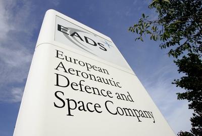 Bildnummer: 50824390  Datum: 08.10.2004  Copyright: imago/Stephan G?rlichFirmenschild der EADS - European Aeronautic Defence and Space Company - auf dem Firmengel?nde in Ottobrunn bei M?nchen, Objekte; 2004, M?nchen, Schild, Schilder, Firmenschilder, Firmenschild, Hinweisschild, Hinweisschilder, Unternehmenssitz, Raumfahrtindustrie, Luftfahrtindustrie, R?stungsindustrie, Raumfahrtunternehmen, Luftfahrtunternehmen, R?stungsunternehmen, Schriftzug; , quer, Kbdig, Einzelbild, Industrie, Wirtschaft, Deutschland,  , / Froschperspektive, Perspektive, Logo, Logos-stock-foto