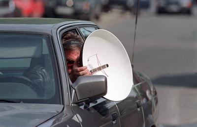 Bildnummer: 51099468  Datum: 06.09.2001  Copyright: imago/bonn-sequenzSpion arbeitet mit einem Abh?rger?t, Personen , Objekte; 2001, Spione, geheim, Spionage, Wirtschaftsspionage, spioniert, spionieren, spionierend, Abh?rger?te, Mann, M?nner, Richtmikrofon, Richtmikrofone, Mikrofon, Mikrofone; , quer, Kbneg, Einzelbild, Deutschland, Arbeitswelten, Gesellschaft /  Nachrichtendienst, Nachrichtendienste, Geheimdienst, Geheimdienste, Symbolfoto, Agent, Agenten, Geheimagent, Geheimagenten, Lauschangriff; Aufnahmedatum gesch?tzt-stock-foto