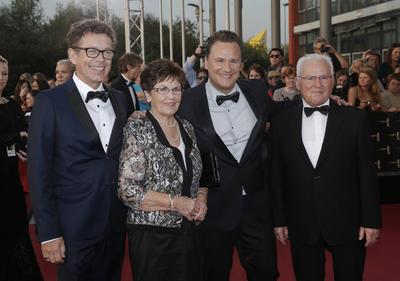 Guido Maria Kretschmer mit Ehemann Frank Mutters und Eltern Mariane und Erich / die 16. Verleihung DER DEUTSCHE FERNSEHP-stock-foto