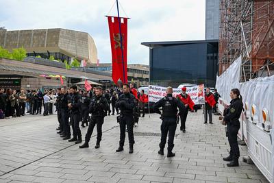 Leipzig - Demo auf Augustusplatz: 140 Menschen stellen sich spontan kleiner Gruppe Abtreibungsgegnern gegen?ber-stock-photo