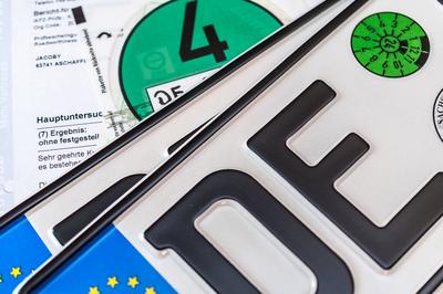 Zulassungsbescheinigung Fahrzeugbrief PKW Zulassungsbescheinigung Fahrzeugbrief PKW Copyright: xZoonar.com/stockfotos-mg-stock-foto