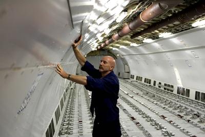 Innenausbau eines ehemaligen Passagier-Airbus A310 w?hrend der Umr?stung in eine Frachtmaschine bei EADS/EFW in Dresden-stock-foto