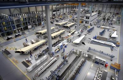 Uebersicht Produktionhalle fuer Seitenleitwerksteile Airbus Werk Stade Overview production at A-stock-foto