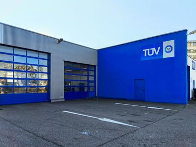 Stuttgart, Baden-W?rttemberg, Germany - 27 December 2024: A T?V building with a blue facade and large roller shutters on-stock-foto