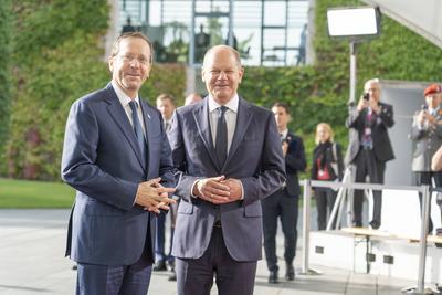 Begr??ung des Staatspr?sidenten von Israel, Jitzchak Herzog, durch den Bundeskanzler Olaf Scholz bei seinem Besuch im K-stock-photo